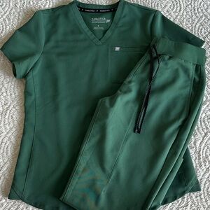 Fabletics scrubs size small (pants are small short). Color is hunter green.